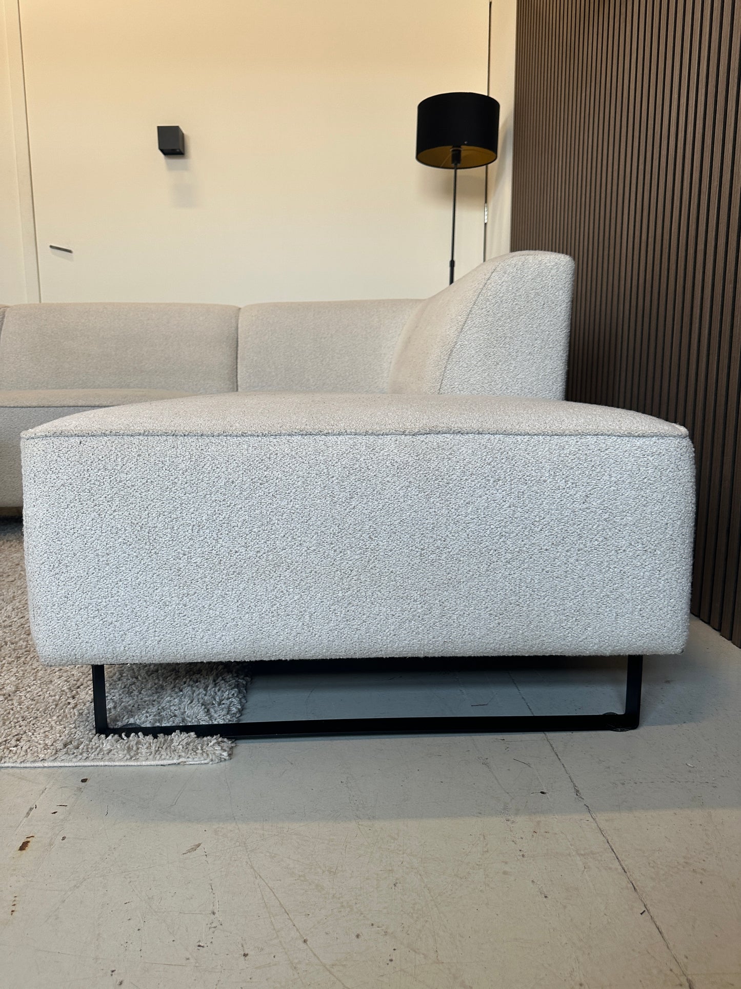 Lichte hoekbank in bouclé stof 293x215cm