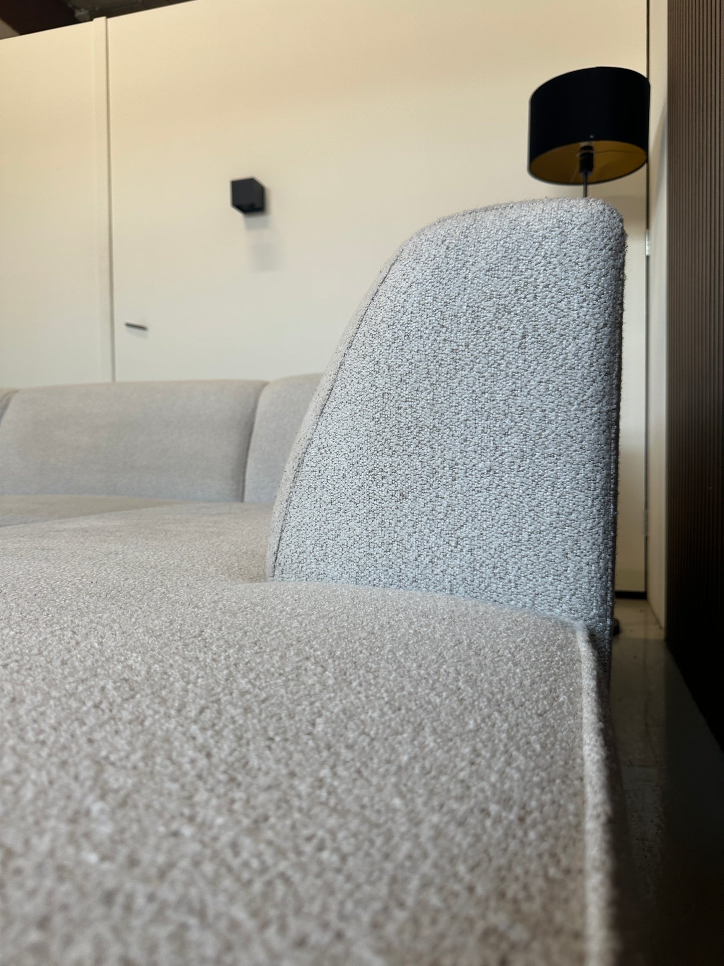 Lichte hoekbank in bouclé stof 293x215cm