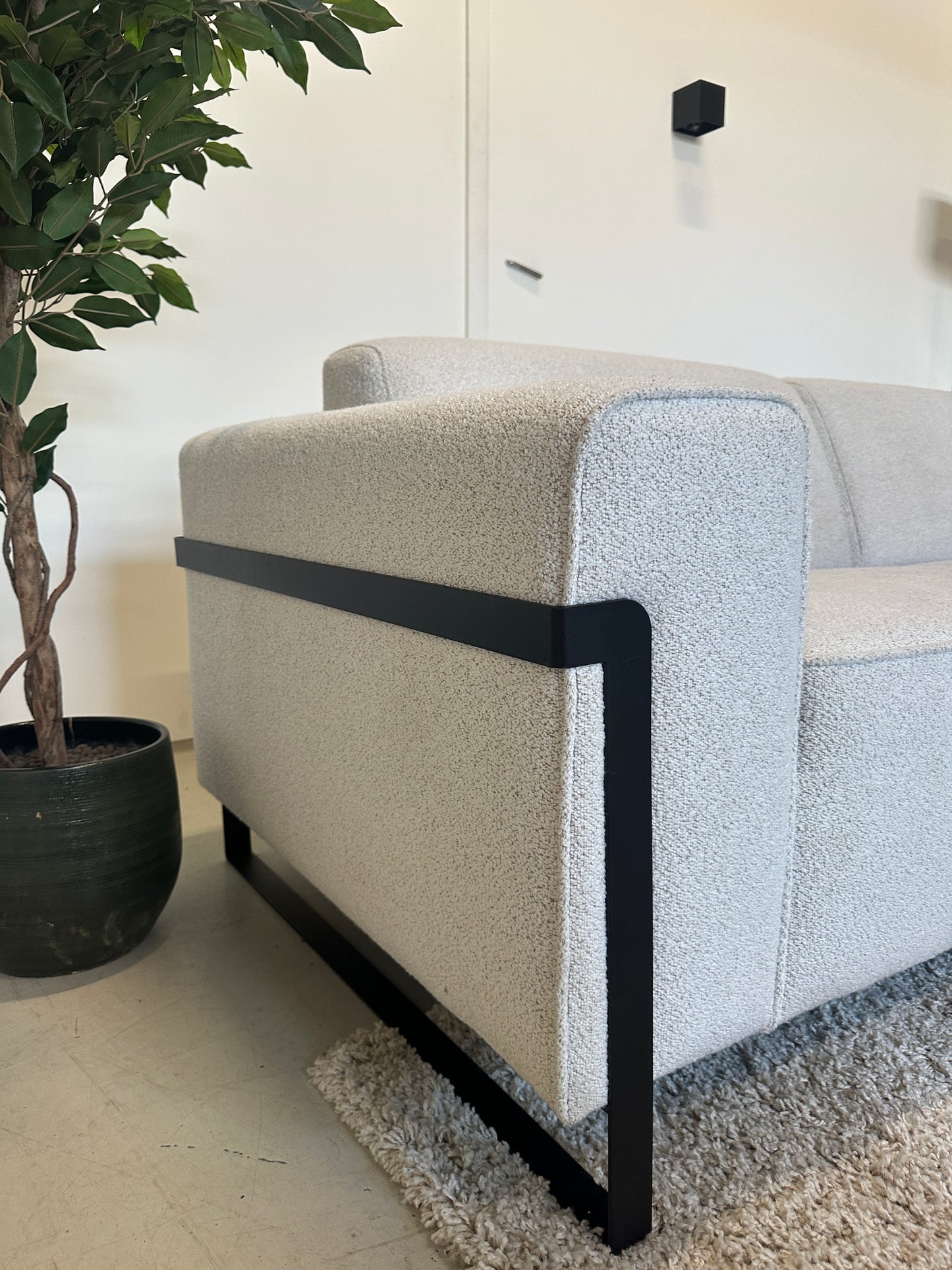Lichte hoekbank in bouclé stof 293x215cm