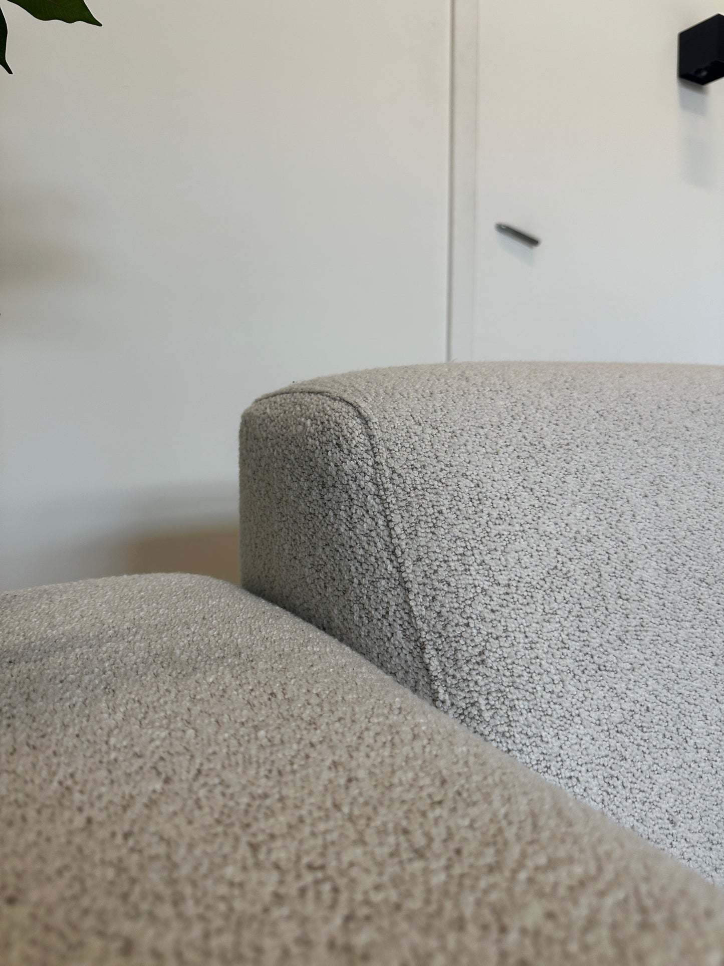 Lichte hoekbank in bouclé stof 293x215cm