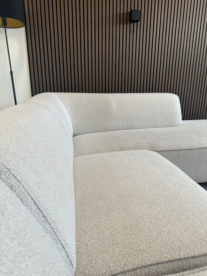 Lichte hoekbank in bouclé stof 293x215cm