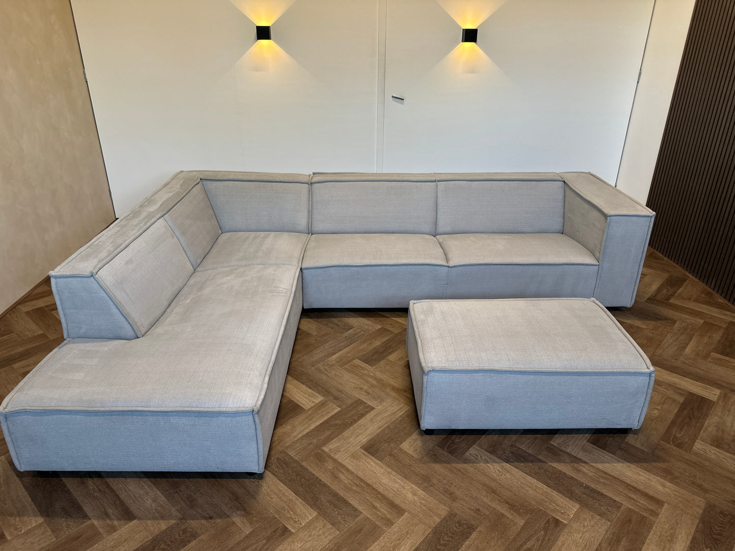 By Sidde hoekbank met hocker 305x230cm