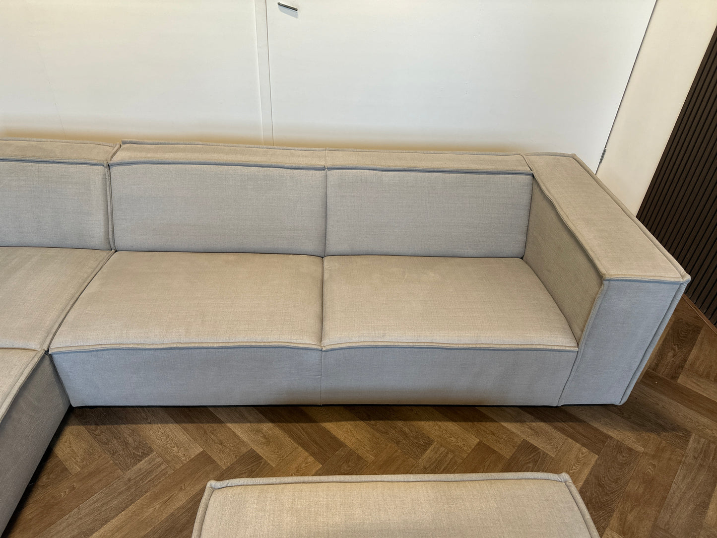 By Sidde hoekbank met hocker 305x230cm
