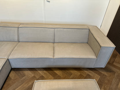 By Sidde hoekbank met hocker 305x230cm