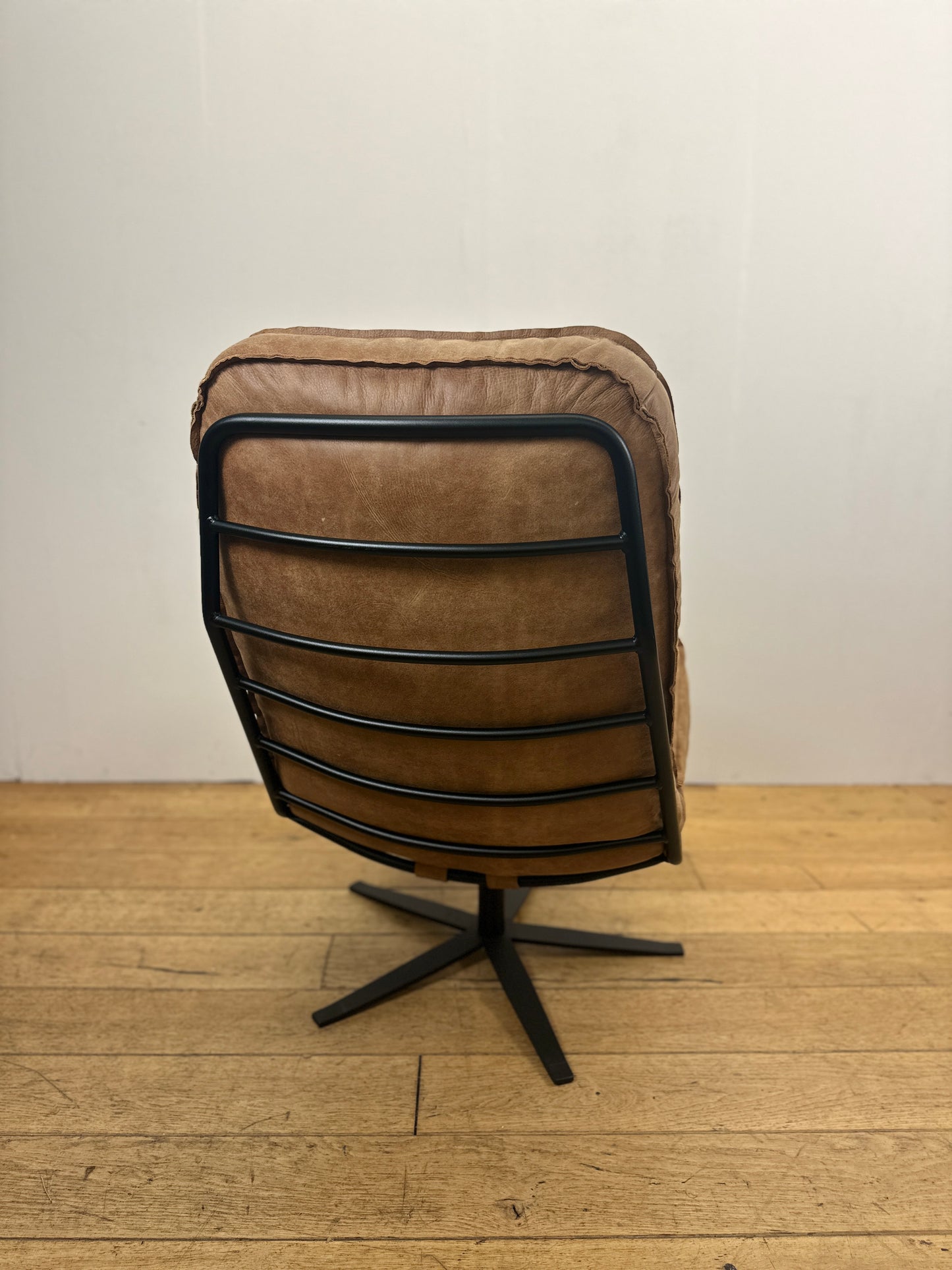 Odin fauteuil van INNO Living cognac met hocker