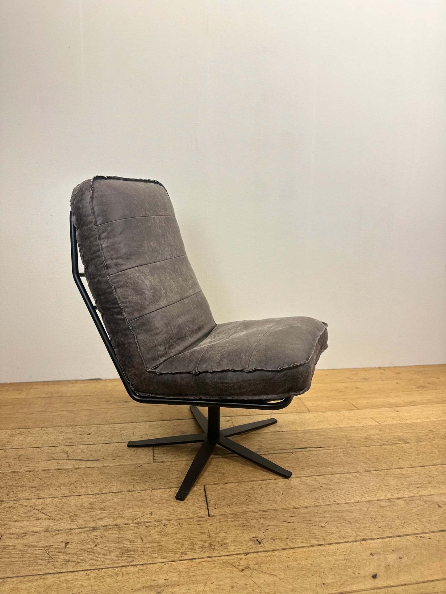Odin fauteuil van INNO Living concrete-darkbrown