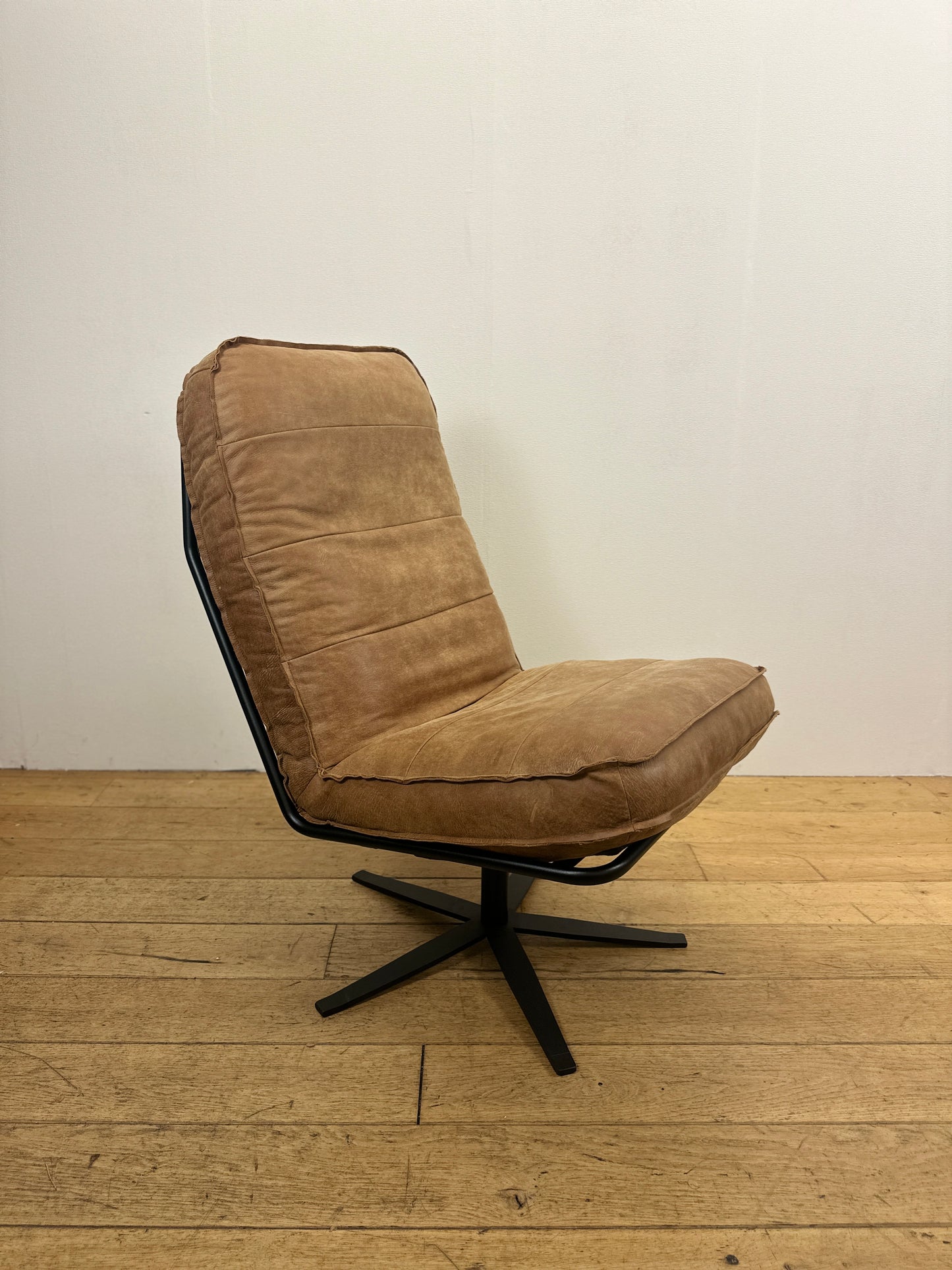 Odin fauteuil van INNO Living cognac met hocker