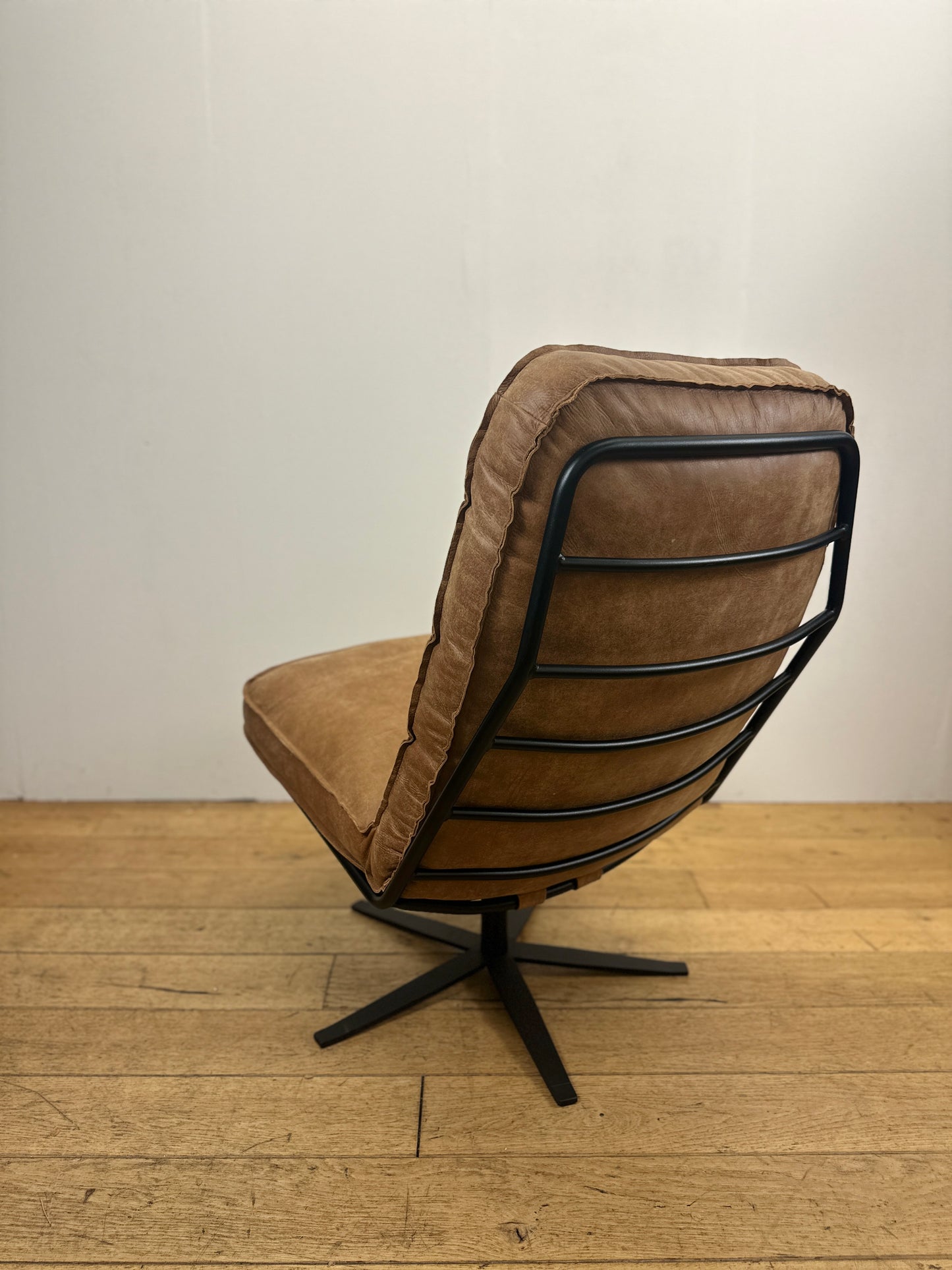 Odin fauteuil van INNO Living cognac met hocker