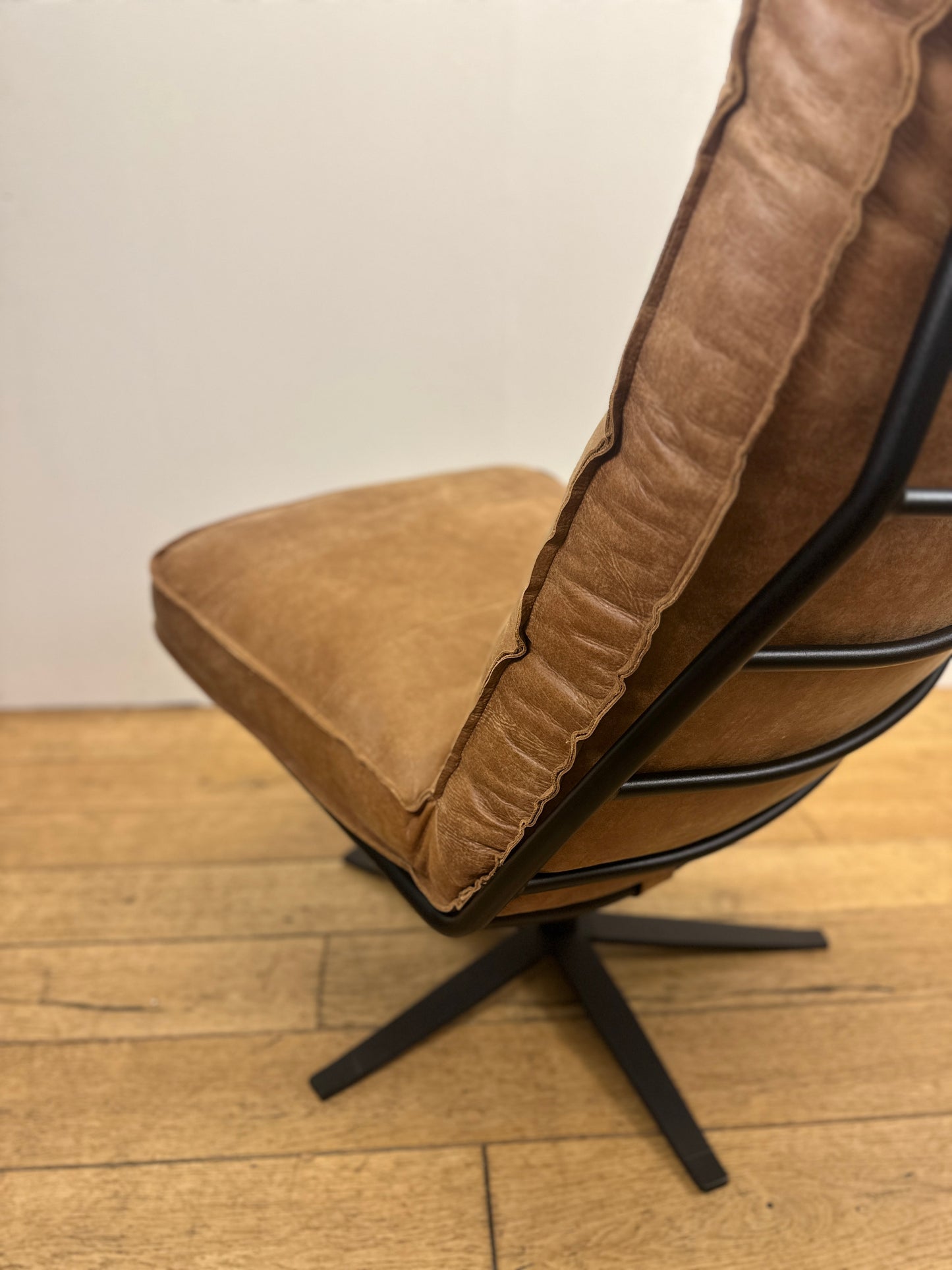 Odin fauteuil van INNO Living cognac met hocker