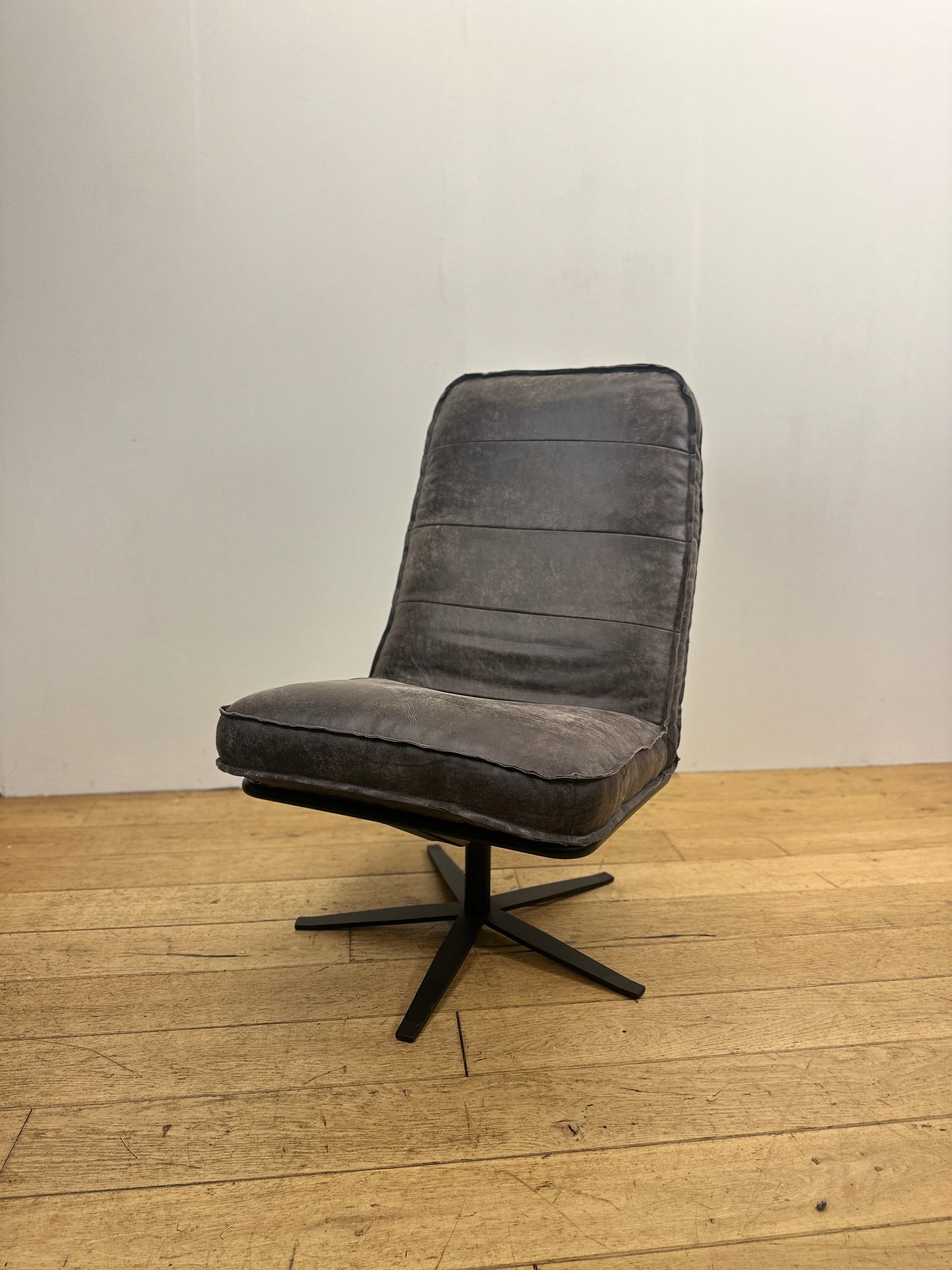 Odin fauteuil van INNO Living concrete-darkbrown