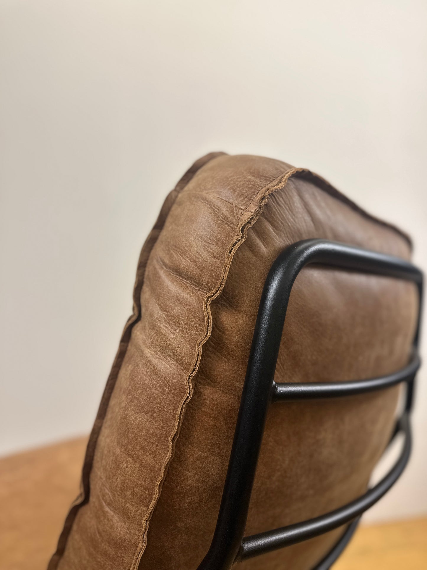 Odin fauteuil van INNO Living cognac met hocker