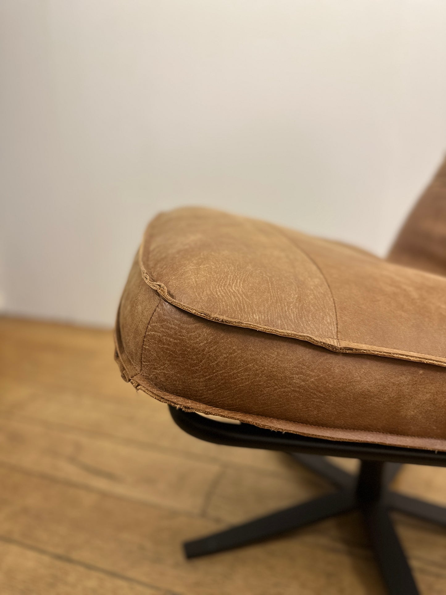 Odin fauteuil van INNO Living cognac met hocker