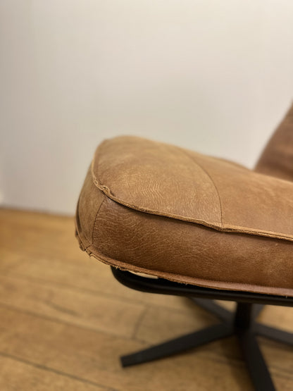 Odin fauteuil van INNO Living cognac met hocker