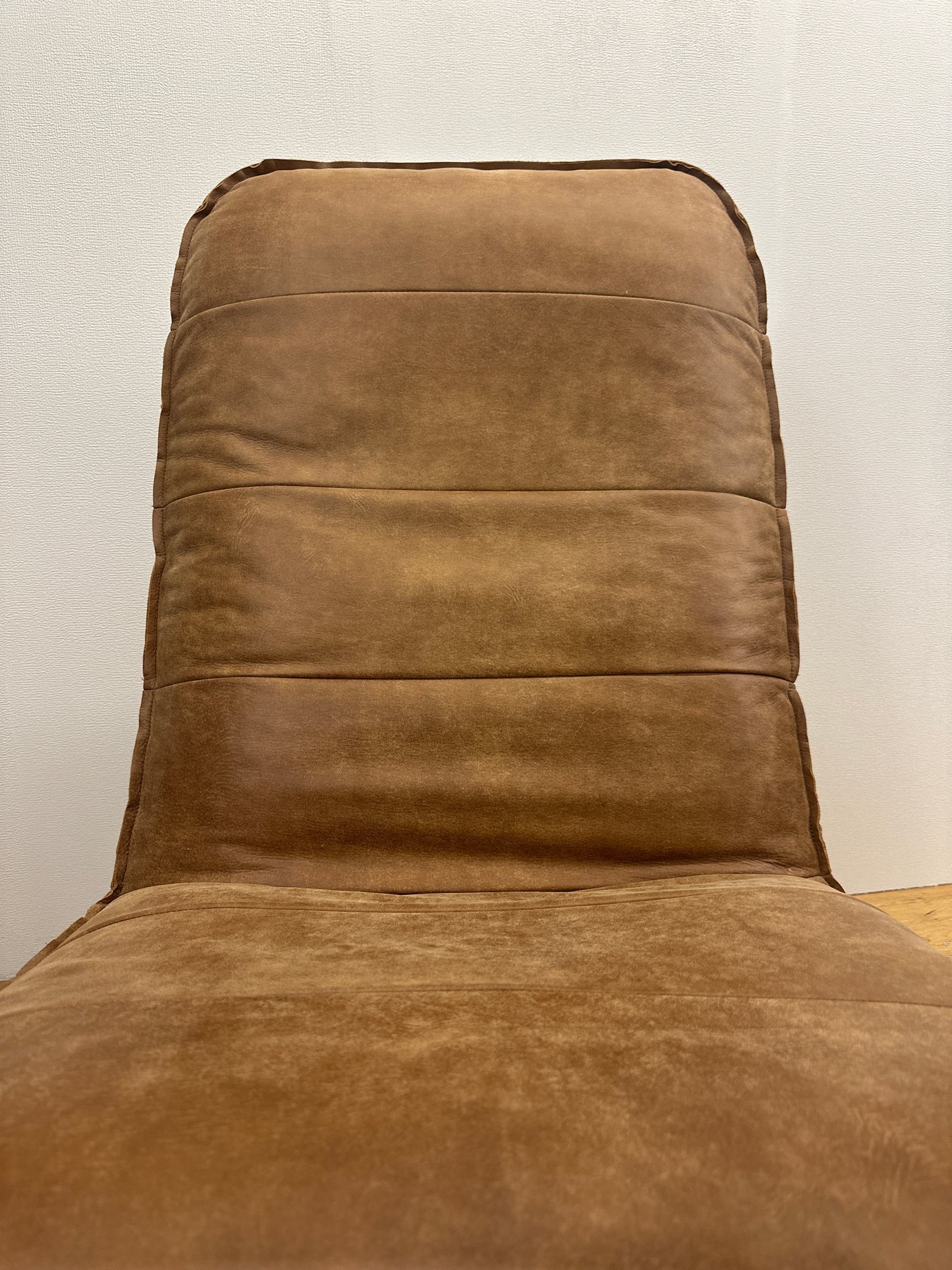 Odin fauteuil van INNO Living cognac met hocker