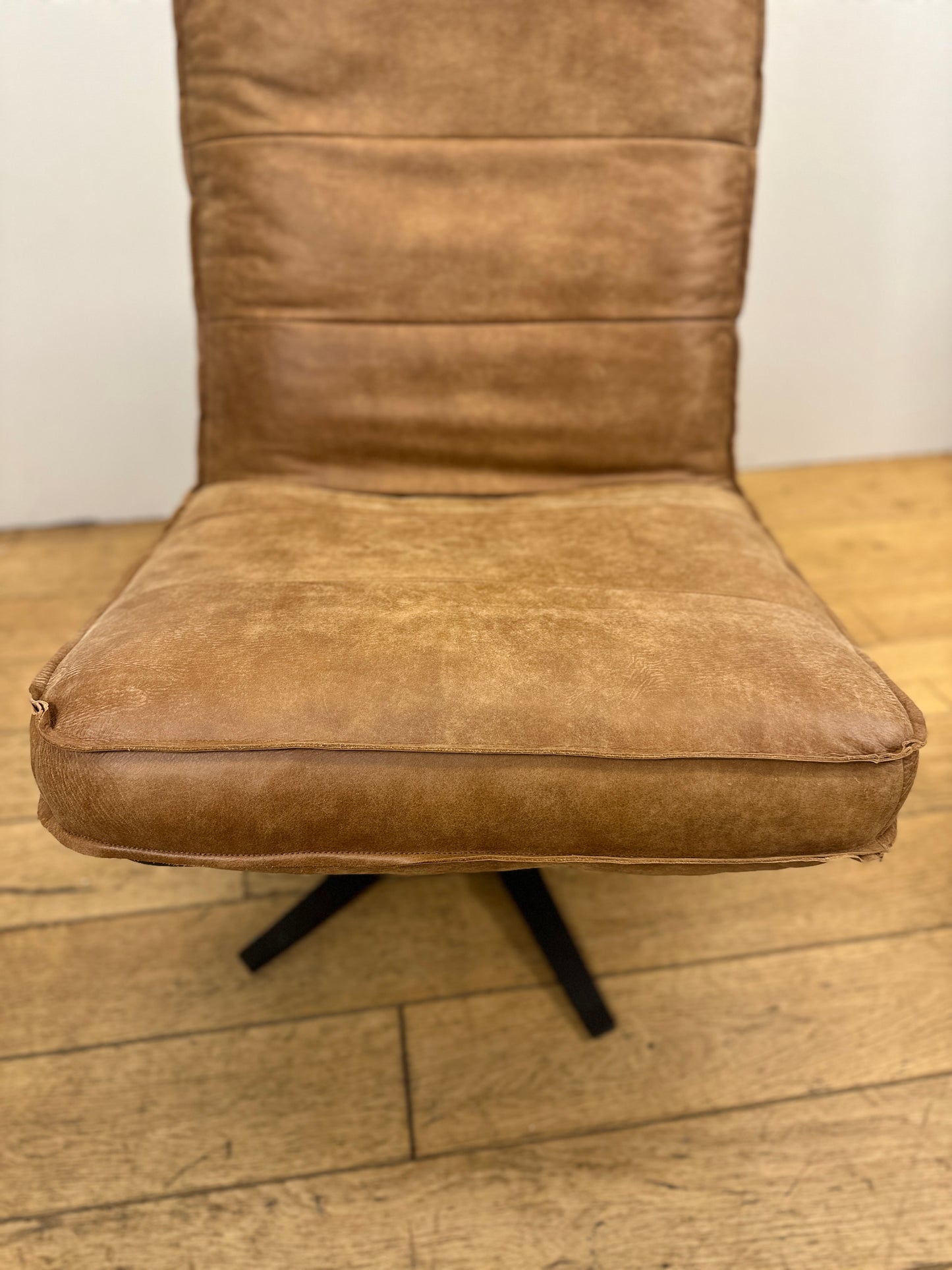 Odin fauteuil van INNO Living cognac met hocker
