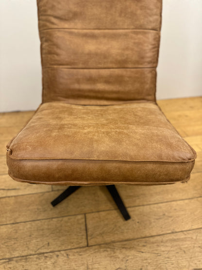 Odin fauteuil van INNO Living cognac met hocker