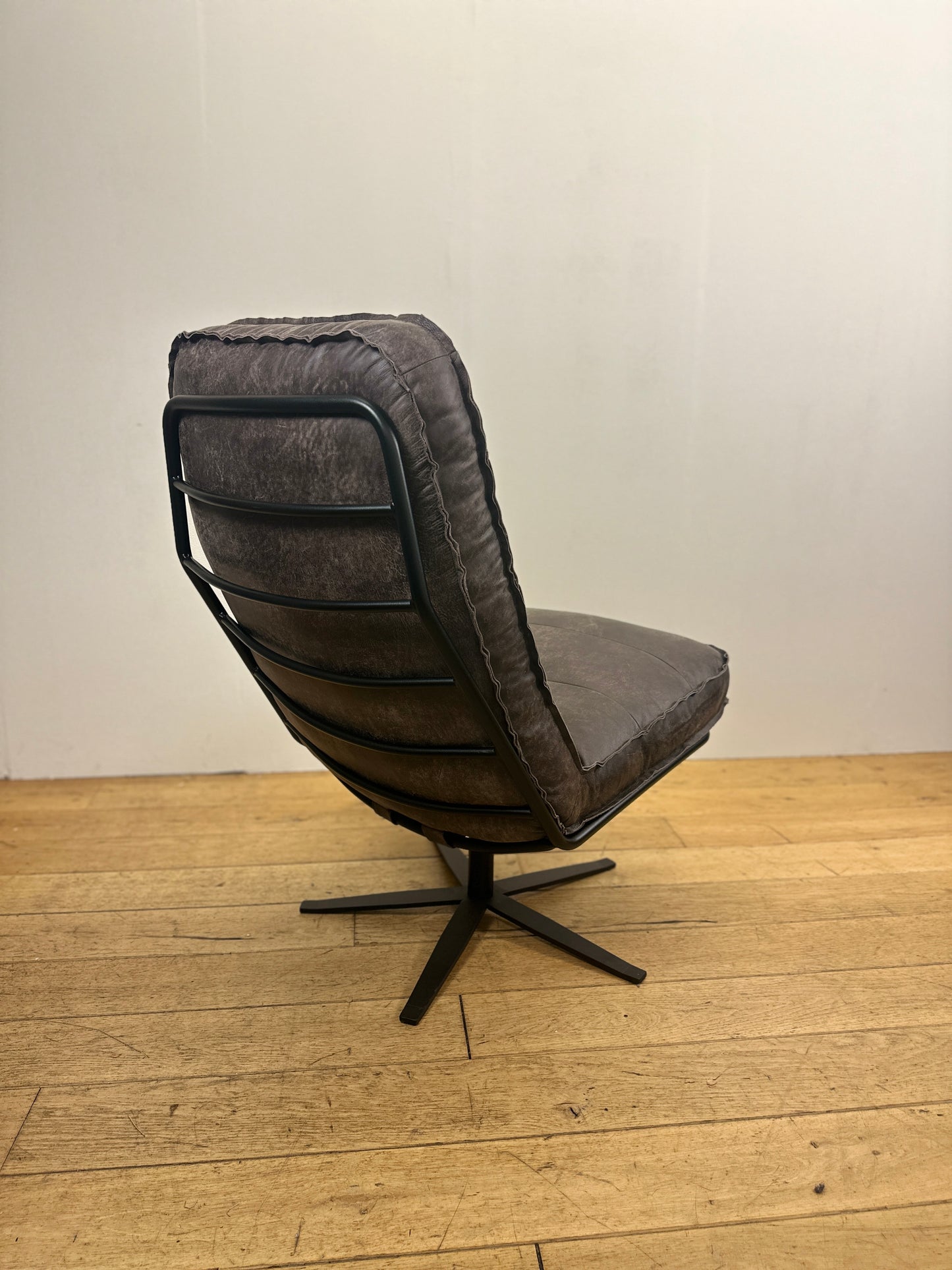 Odin fauteuil van INNO Living concrete-darkbrown
