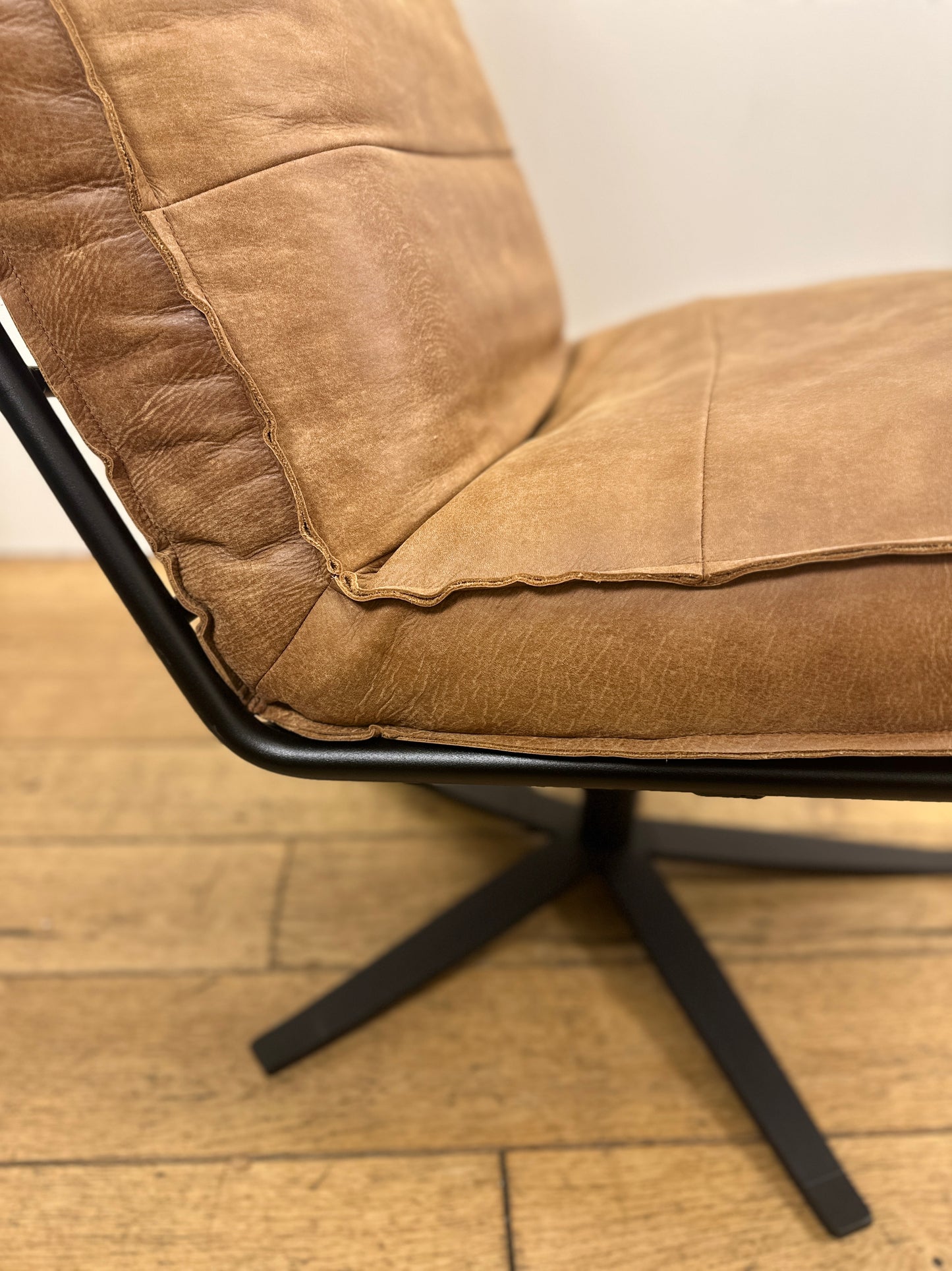 Odin fauteuil van INNO Living cognac met hocker
