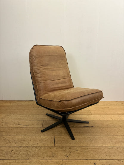 Odin fauteuil van INNO Living cognac met hocker