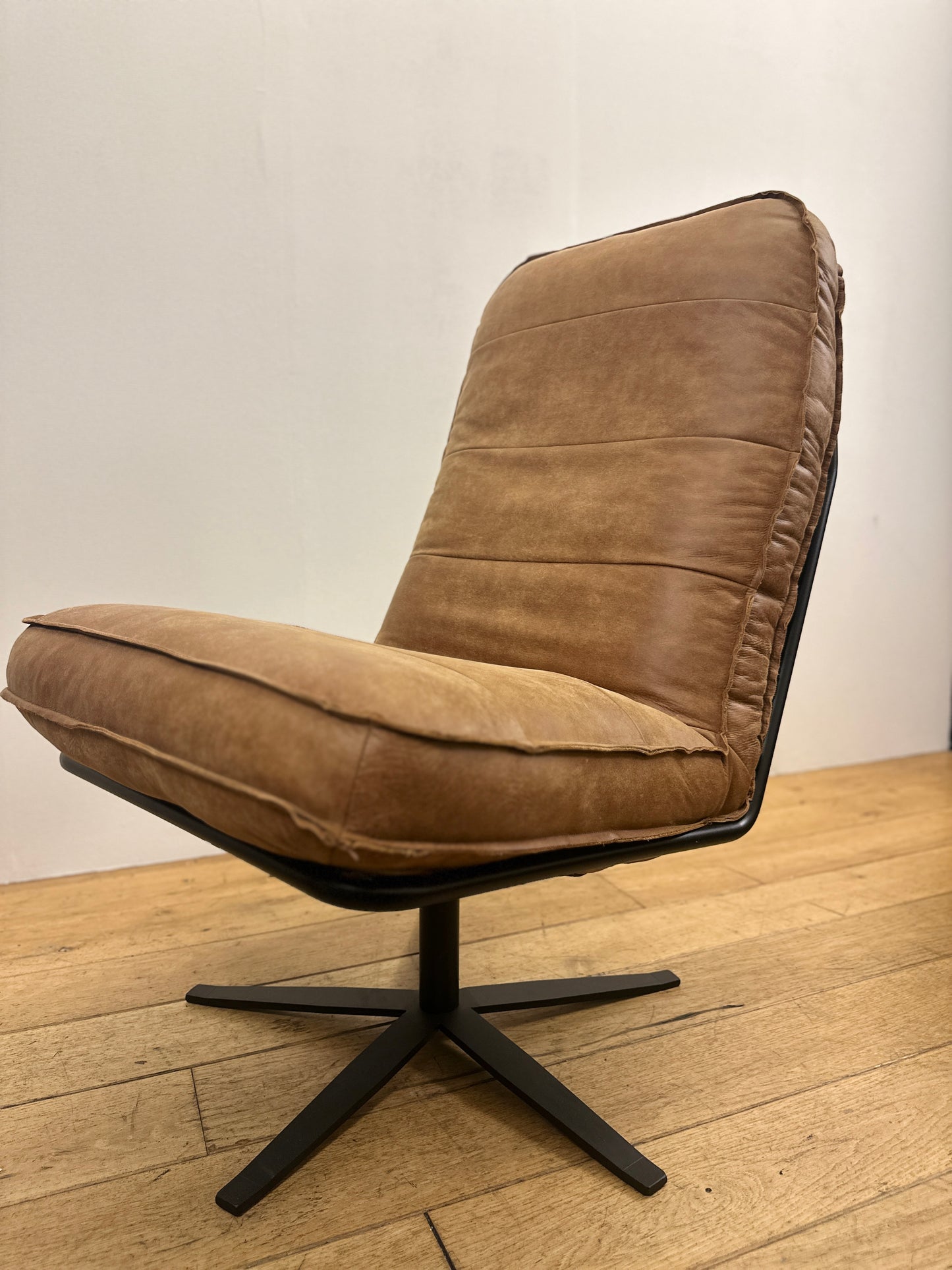 Odin fauteuil van INNO Living cognac met hocker