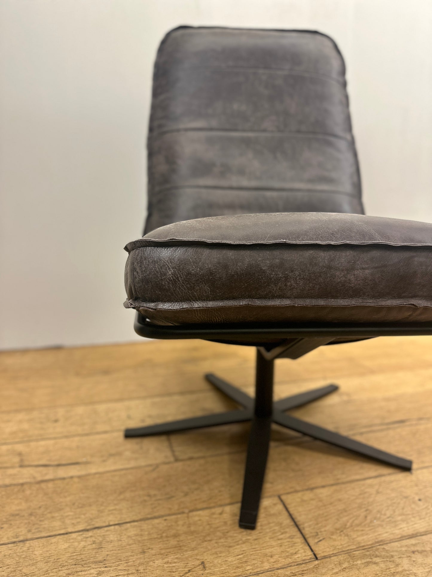 Odin fauteuil van INNO Living concrete-darkbrown
