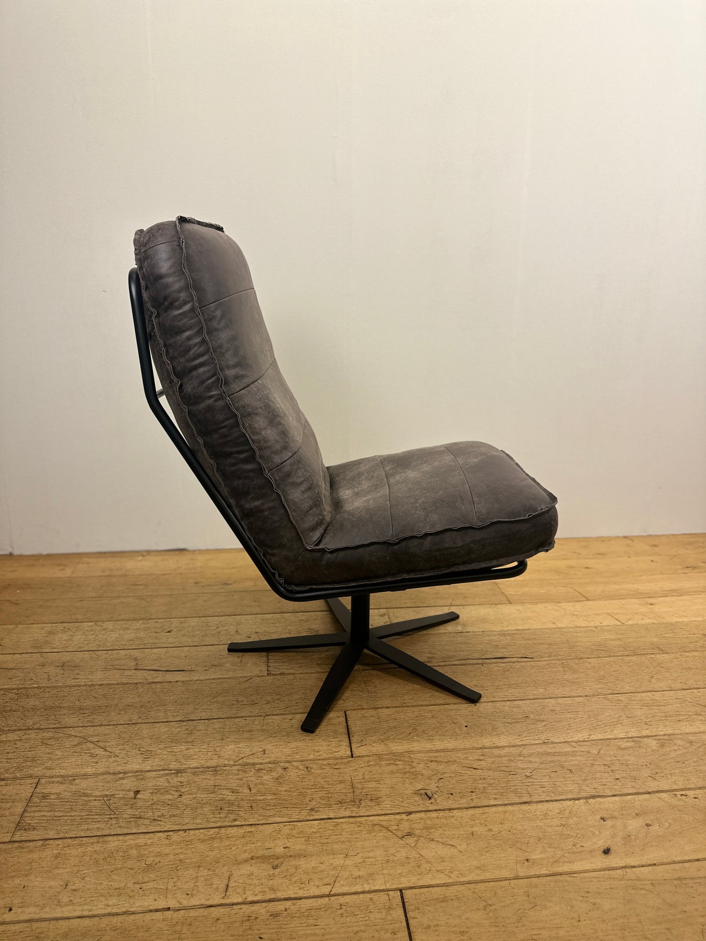 Odin fauteuil van INNO Living concrete-darkbrown