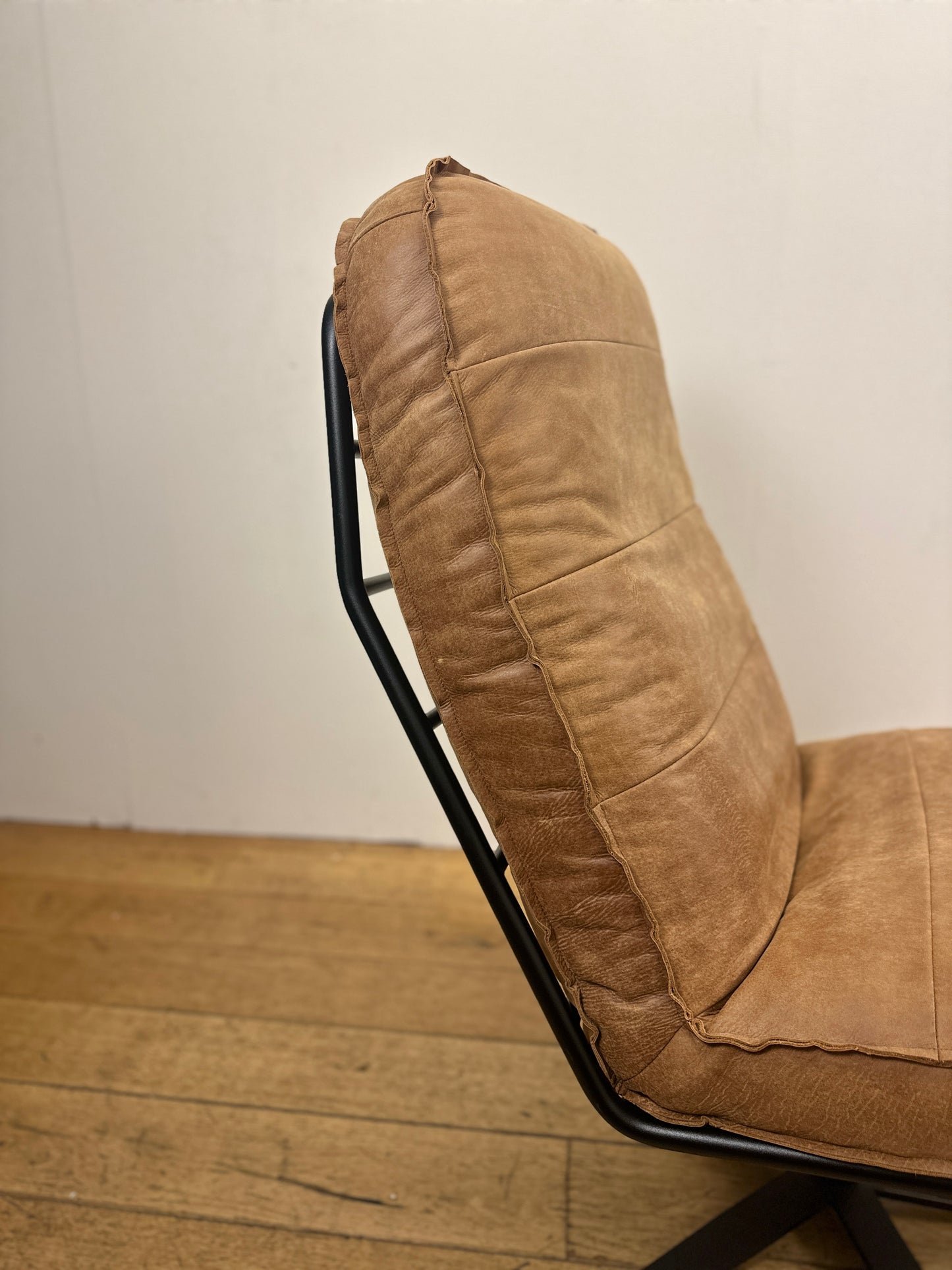 Odin fauteuil van INNO Living cognac met hocker