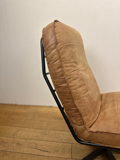 Odin fauteuil van INNO Living cognac met hocker