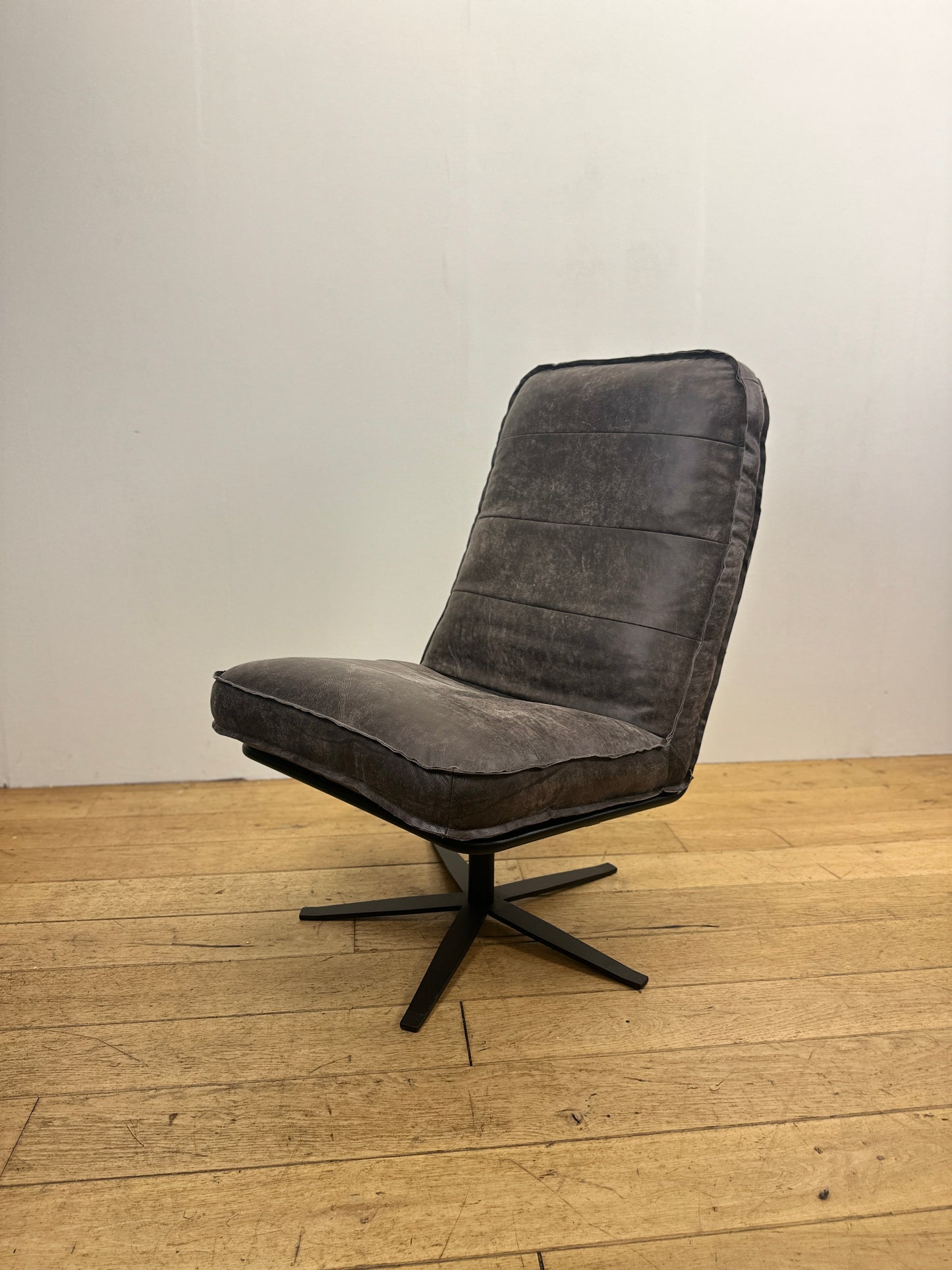 Odin fauteuil van INNO Living concrete-darkbrown