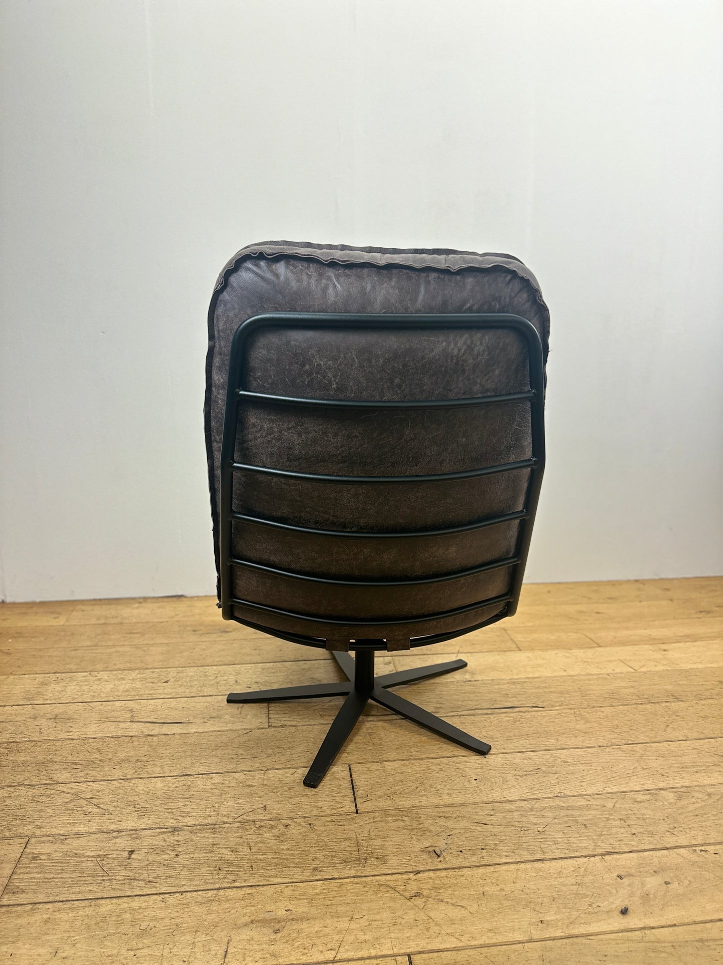Odin fauteuil van INNO Living concrete-darkbrown