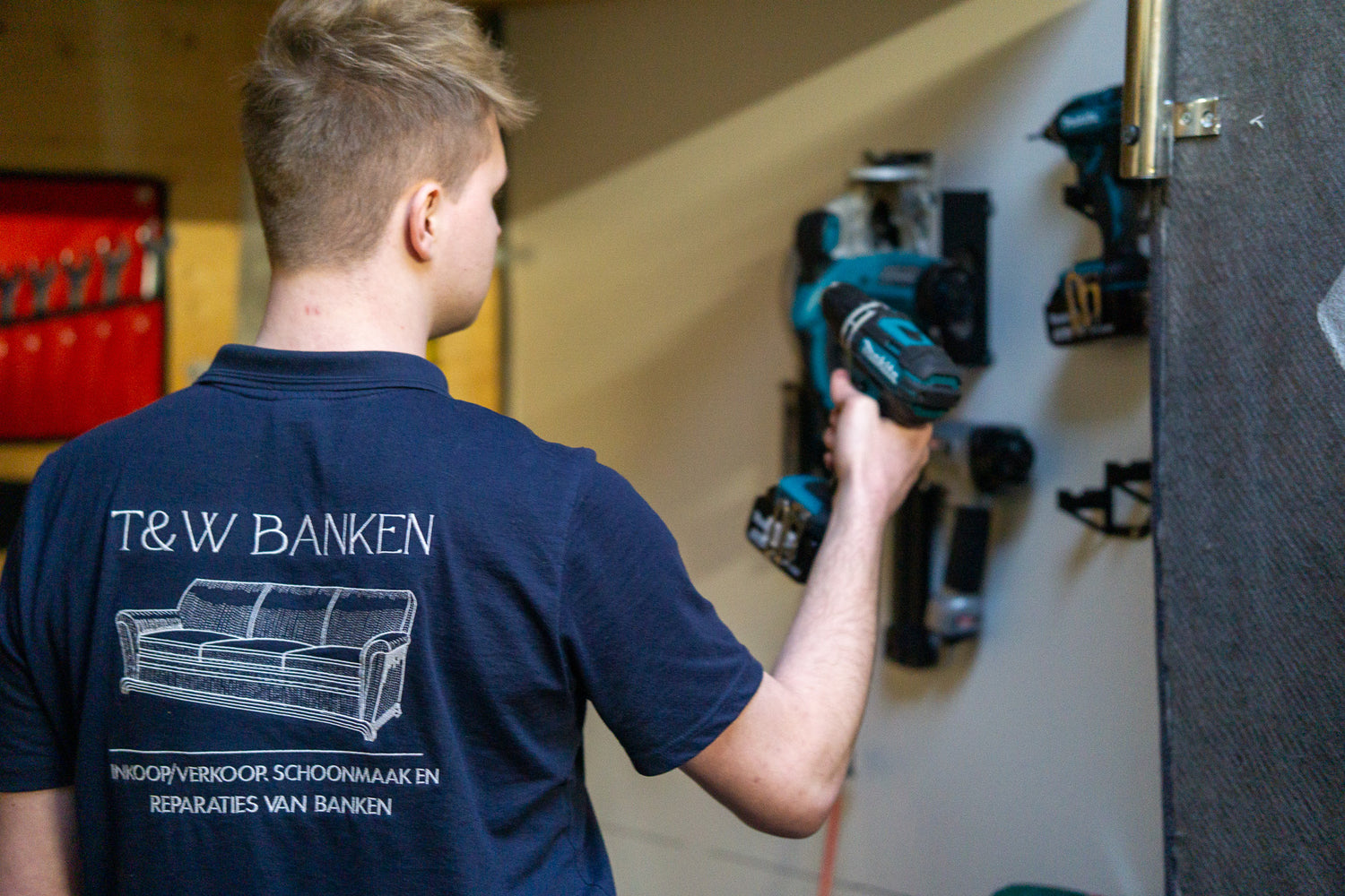 Medewerker van TW banken met reparatie gereedschap in de hand