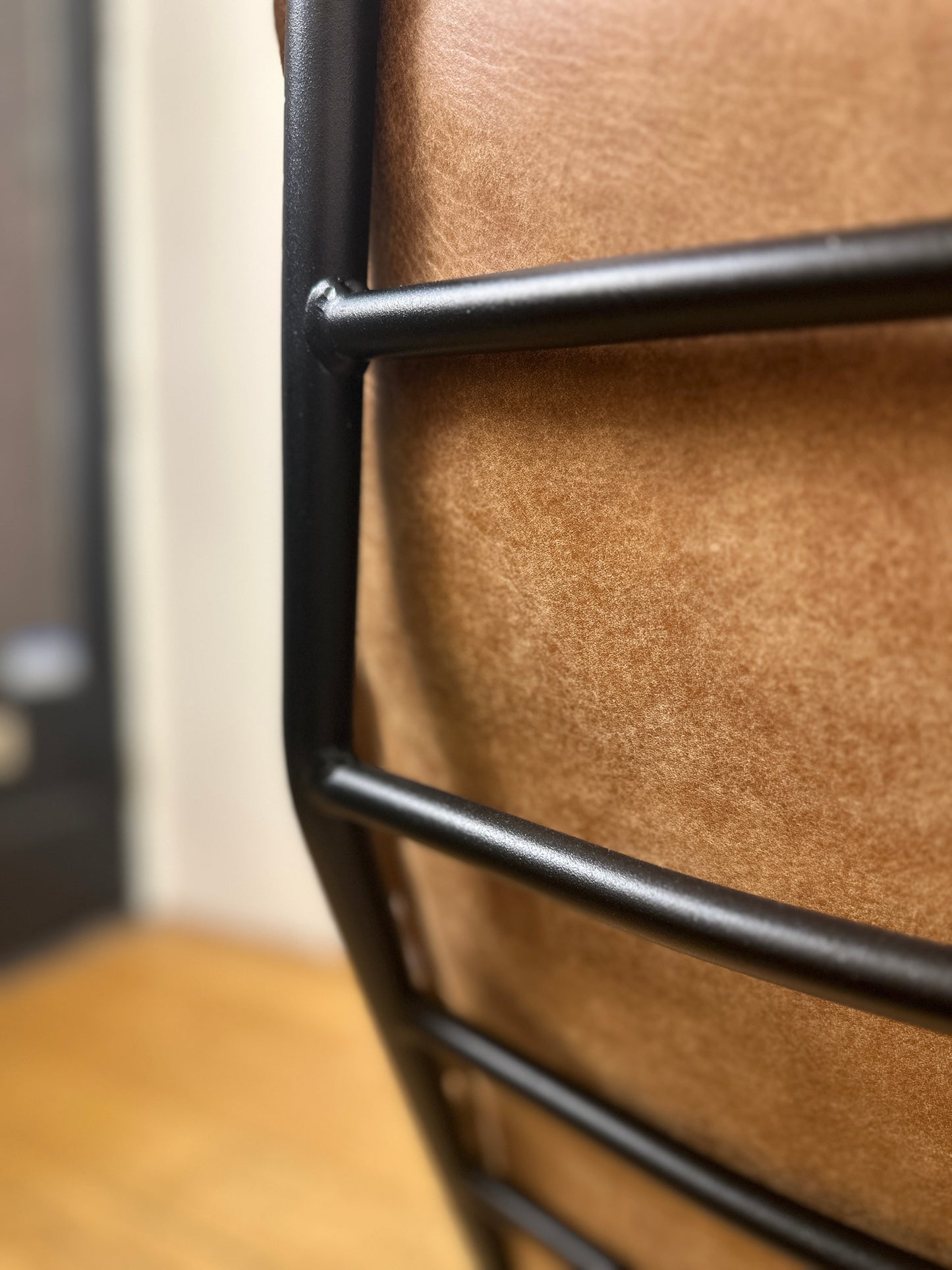 Odin fauteuil van INNO Living cognac met hocker