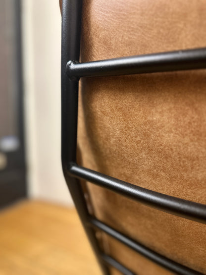 Odin fauteuil van INNO Living cognac met hocker