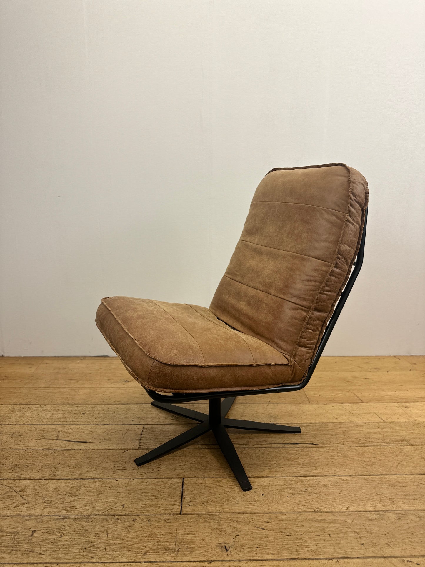 Odin fauteuil van INNO Living cognac met hocker
