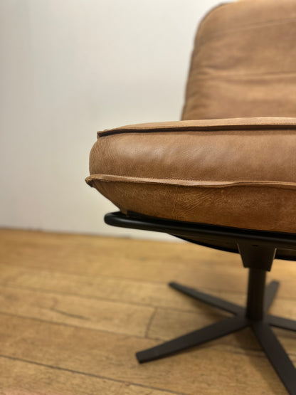 Odin fauteuil van INNO Living cognac met hocker