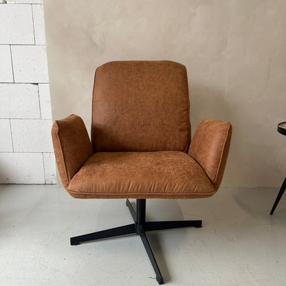 Cognackleurige draaifauteuil Lugo van ecoleder met comfortabele zitting, armleuningen en zwart metalen draaionderstel, vrijstaand gefotografeerd.