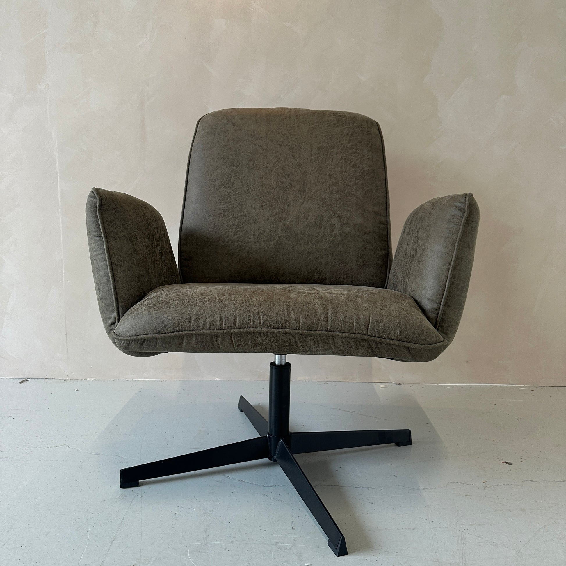 Mosgroene draaifauteuil Lugo van ecoleder met comfortabele zitting, armleuningen en zwart metalen draaionderstel, vrijstaand gefotografeerd.