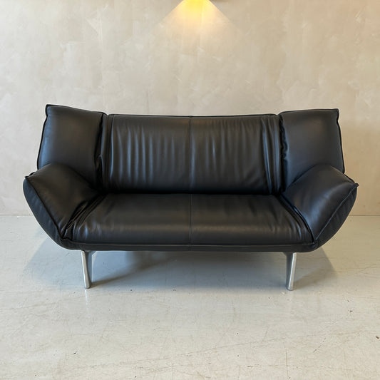 Deze Leolux Tango bank combineert zwart leder met elegante vormen en stevig zitcomfort, passend in een modern en stijlvol interieur.