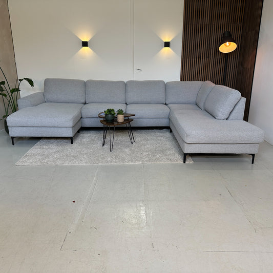 Lichtgrijze U-bank van stof met zachte zit en zwarte poten